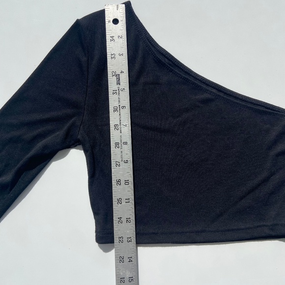 Black crop top one sleeve open shoulder Size Small - Picture 3 of 4